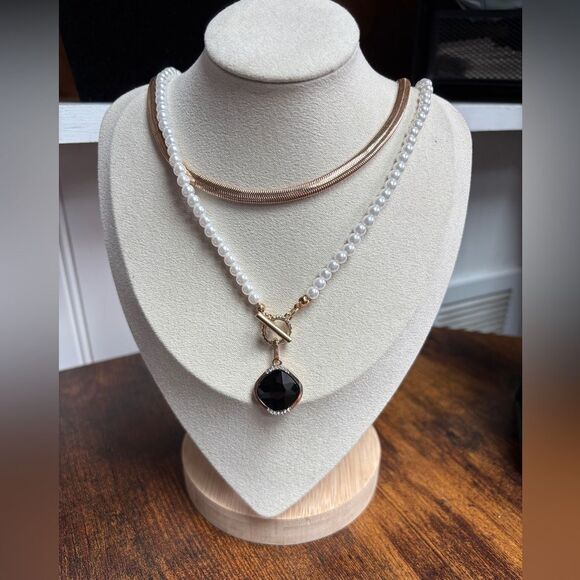Elegant Gold Layered Necklace with Black Rhinestone Pendant - Picture 1 of 7